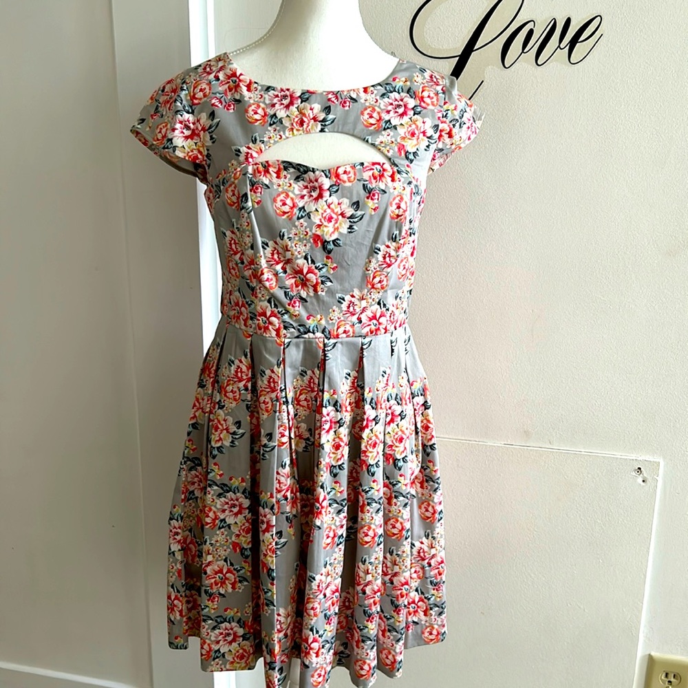 NWOT LC Lauren Conrad grey floral pleated dress